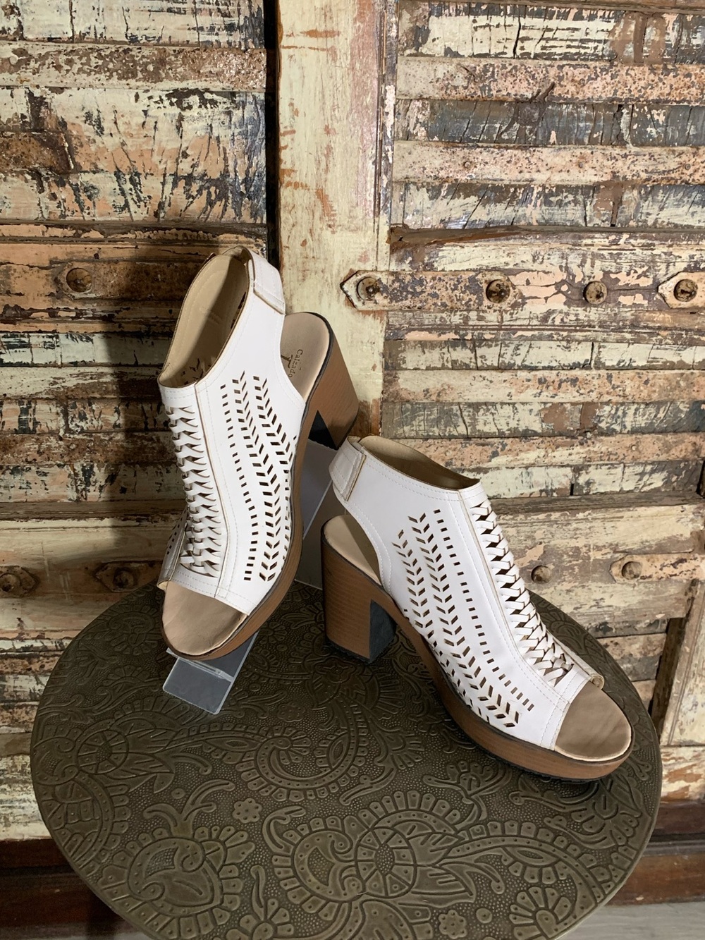 TAMY Women's White Cut-Out Peep-Toe Block Heel Sandals 24-1/2 (Mex) 7.5M